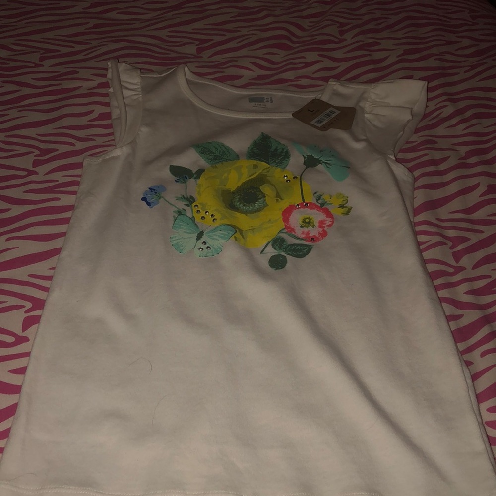 a white short sleeve shirt